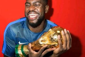 高光轉(zhuǎn)瞬即逝！烏姆蒂蒂頭槌比利時(shí)，與瓦拉內(nèi)搭檔中衛(wèi)奪世界杯