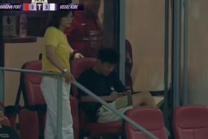 海港0-3落后神戶，因傷缺陣的武磊在看臺上看手機