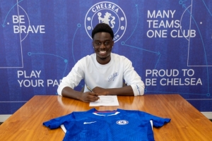 官方：切爾西與18歲后衛安特維簽訂三年新合同，包含兩年續約選項