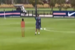 認(rèn)可！球迷觀看巴黎訓(xùn)練，為主帥恩里克送上掌聲