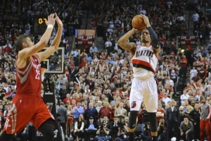 利拉德談0.9秒絕殺火箭：原戰術是給阿德空接 但老莫鼓勵我接球