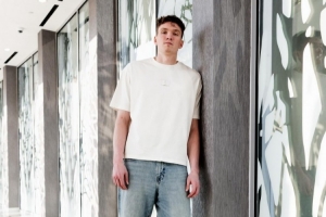 挺帥！湖人二年級球員克內克特更新社媒 曬出一波個人帥照