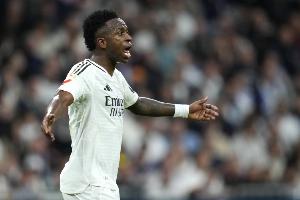 阿斯：維尼修斯在被換下后摔掉水瓶表示不滿，舉起雙臂抱怨