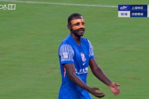 蓉城門前一片混亂！申花開角球形成三維彈球，阿蘇埃最后一擊踢偏