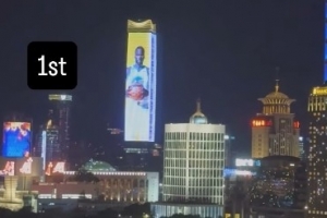 亮相中國上海外灘巨幕！追夢：媽媽我做到了 永懷感恩！