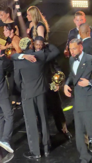 Respect??金球獎(jiǎng)儀式結(jié)束后，亞馬爾在旁等待并祝賀登貝萊獲獎(jiǎng)