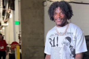 致敬科比！NFL巴爾的摩烏鴉隊明星四分衛穿著科比T恤抵達球場