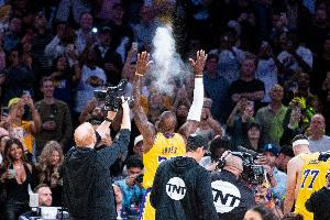 夸梅：詹皇人設承載了粉絲的自我投射 詹姆斯睡白人會讓他們崩潰