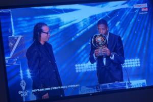 小圖拉姆在家看登貝萊獲得金球獎，曬照配文：這不是AI生成的??