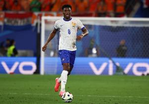 巴黎人報：因?qū)﹃嚤鶏u時染紅，瓊阿梅尼將被禁賽2場