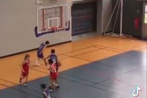 ??很喜歡生氣砸球啊！小時候的文班亞馬是怎么打球的？