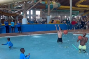 球滑影響手感！謝潑德&奧科吉泳池PK投籃 募集善款10000美元