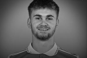 悲劇！前阿森納青訓球員比賽中頭部遭撞擊受傷去世，年僅21歲