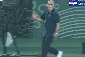 瘋狂慶祝！浙江最后時刻絕平蓉城，主帥卡內達場邊激情狂奔慶祝