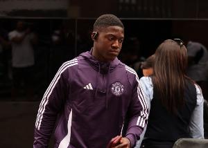 太陽報(bào)：曼聯(lián)在幫梅努訓(xùn)練6號(hào)位技能，阿莫林很喜歡他