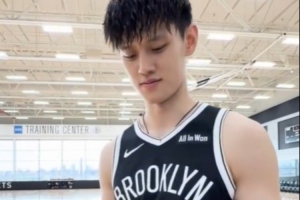 來自哈爾濱的曾凡博當評委 來評評籃網隊友們的東北話