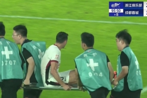 浙江主場擔(dān)架員：雖然蓉城隊員對我們工作有些干擾，但并非有意