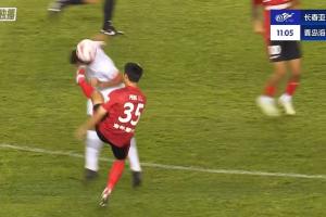 差點(diǎn)一次防守兩張紅牌！彭欣力抬腳過(guò)高踢到對(duì)手面部，吃到黃牌