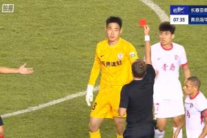 開場8分鐘少1人！亞泰門將王智峰出擊撞倒蘭克爾-澤，被直紅罰下