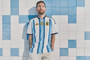 致敬世界杯三冠！阿根廷26年世界杯主場球衣諜照曝光：傳統白藍色