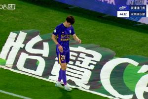 拉傷無法堅持，巴頓上半場尾聲傷退，一瘸一拐走下場