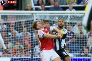 這也不吹！約克雷斯禁區內被按臉放倒，裁判未作判罰