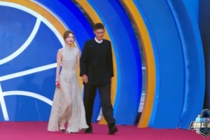 前男籃隊長！周鵬攜妻子亮相微博籃球之夜 這是什么神仙顏值啊