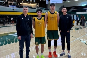 男籃教練郭士強&李昂來到舊金山大學 看望旅美小將王俊杰&趙維倫