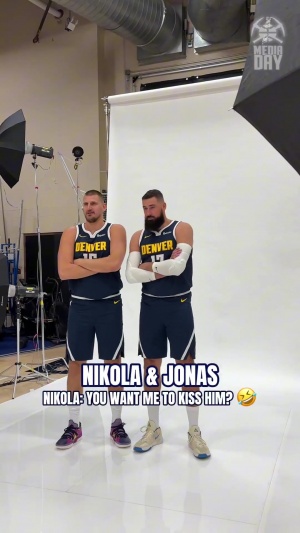 暗生情愫？約基奇靠著瓦蘭肩膀合照：要我親他嗎？然后嬌羞捂臉