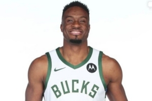 重返雄鹿！字母哥哥在社媒曬出定妝照：生涯第十三個篇章