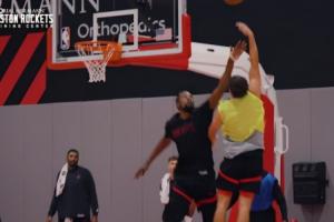 新賽季看你了？火箭訓(xùn)練：謝潑德單打杜蘭特 在其長(zhǎng)臂干擾下拋進(jìn)