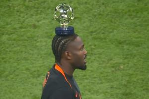 可愛捏，圖拉姆當選全場最佳，將獎杯放在頭頂