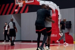 杰夫-格林防守KD被吹犯規(guī)：天哪 他先拉我啊！后者送上愛的抱抱