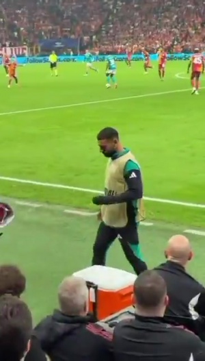 歡迎來到地獄！加拉塔薩雷爆發巨大噓聲，薩拉赫抵擋不住捂耳朵