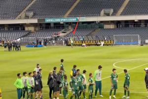 又與球迷沖突！國安球迷賽后集體大罵楊立瑜，球員疑似豎中指回應