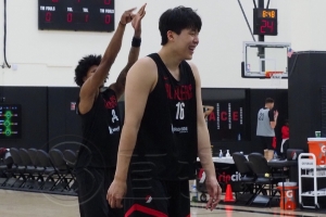 小吧探班啦??現場直擊楊瀚森訓練 打磨罰球 今天的氛圍很輕松！