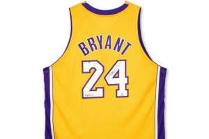 科比首件親穿24號(hào)球衣拍出88.9萬(wàn)美元 06年曾以10000美元出售