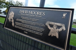 利物浦前主席大衛-摩爾斯紀念牌在紅軍柯比青訓學院揭幕