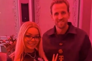 性感女歌手參加拜仁晚宴，曬與凱恩合影：超棒的家伙