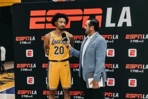 小尼克-史密斯：湖人媒體日球館里有幾百號人 在黃蜂時才20來個