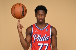 炸裂隔扣差一點(diǎn)！76人探花秀埃奇庫(kù)姆上半場(chǎng)8中3貢獻(xiàn)9分3板2助