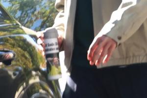 圖片報：胡梅爾斯水瓶貼著一條新聞，寫著“20多歲我想結(jié)婚生子”