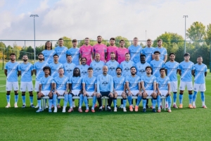 曼城新賽季全家福：瓜帥C位，兩側為福登和B席