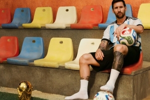 大力神杯醒目！梅西社媒曬2026年世界杯用球宣傳照