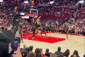 存在感十足~楊瀚森坐鎮籃下大帽克林根 轉頭助攻夏普超遠拋射落袋