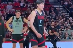 背書包學跳舞！媒體人：楊瀚森融入得不錯 在球迷面前有親和力