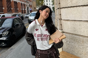 你也是槍迷？歐陽娜娜穿阿森納第二客場球衣，漫步巴黎街頭