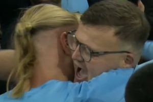 親切互動(dòng)！哈蘭德賽后送球衣，球迷激動(dòng)擁抱+獻(xiàn)吻