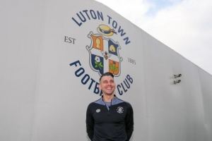 官方：盧頓主帥布魯姆菲爾德下課，本賽季英甲戰(zhàn)績5勝1平5負