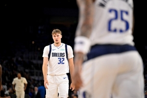 媒體人：弗拉格不能打控衛但打控鋒沒問題 他的防守比同期小卡強